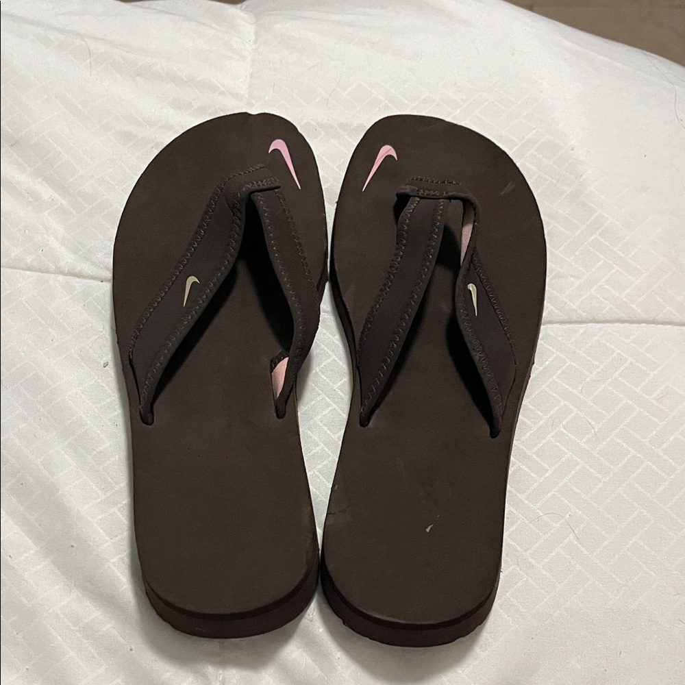 New never worn Nike Celso flip flops